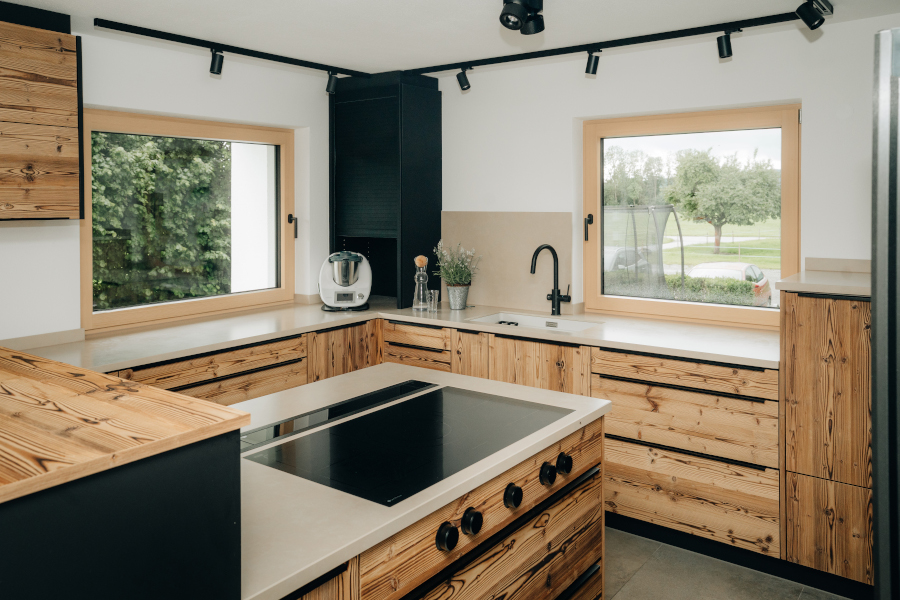Küche mit massiver Altholzfront Küche mit massiver Altholzfront