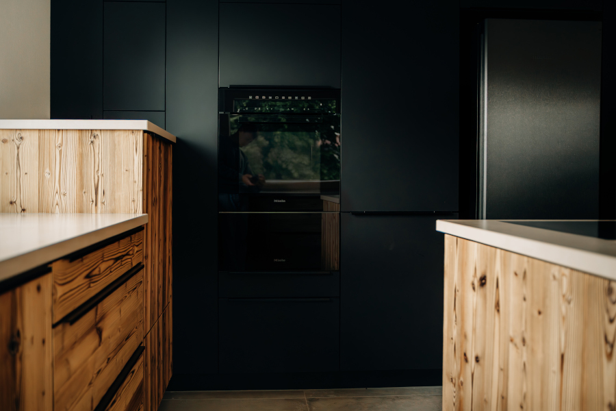 Geräteschrank mit matter Front Geräteschrank mit matter Front