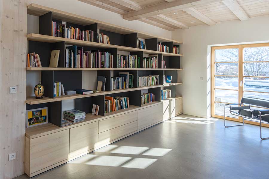 Bibliothekmöbel verbinden die Räume...